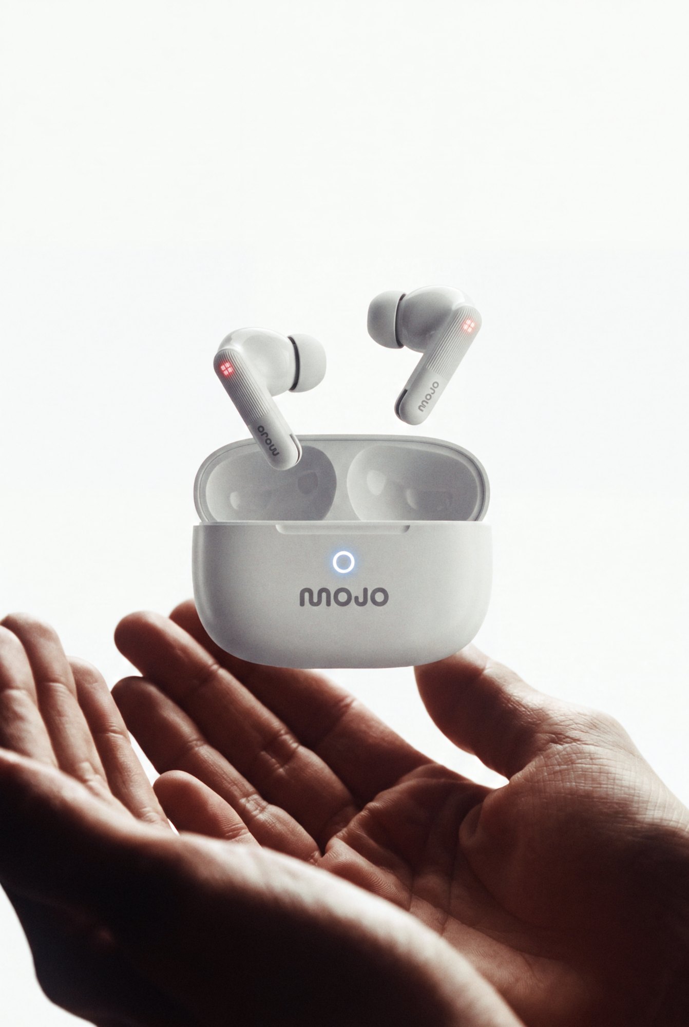 MOJO fülhallgató kézben